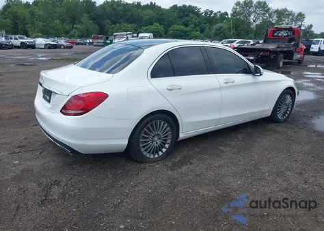 2015 Mercedes-Benz C 300 4Matic/Luxury 4Matic/Sport 4Matic z USA, uszkodzony, nr VIN 55SWF4KB1FU031801